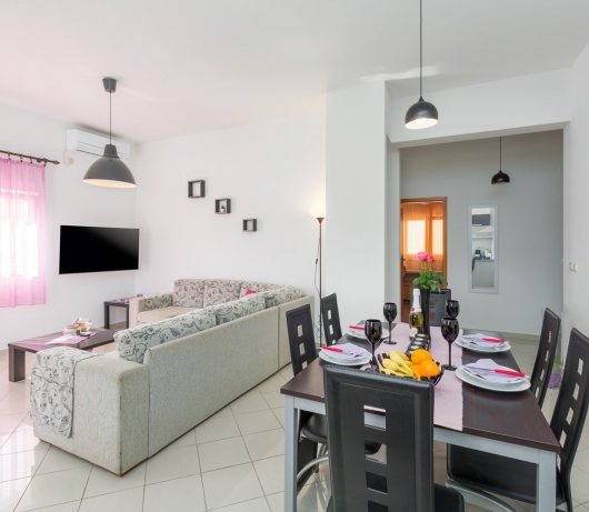 Komforan dvosobni apartman Bruno sa terasom