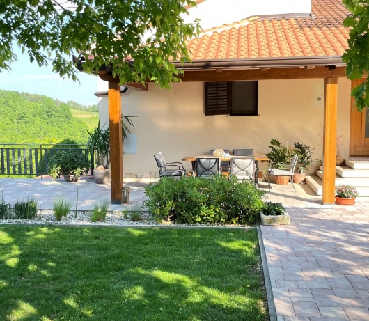 Holiday home with private pool and garden in central Istria / Tervis