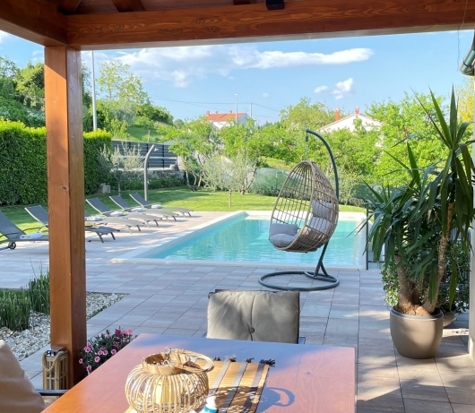 Holiday home with private pool and garden in central Istria / Tervis