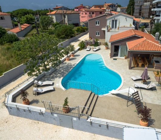 Five bedroom villa Emily with pool in Medulin