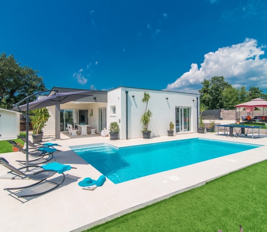 Modern 3 bedroom villa with pool / Francesca