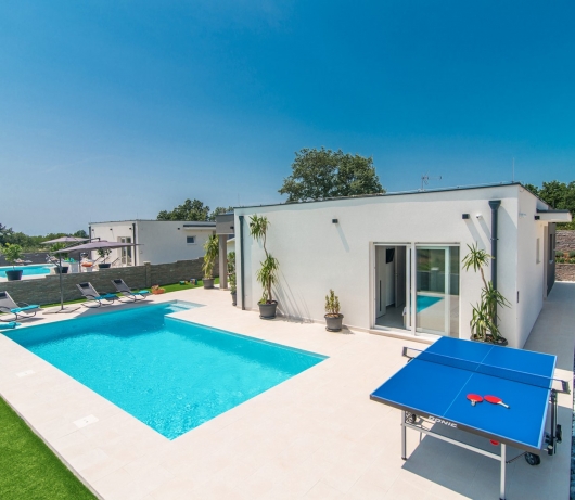 Modern 3 bedroom villa with pool / Francesca