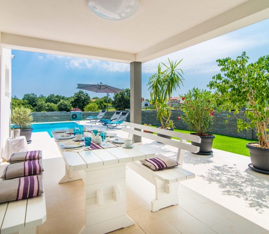 Modern 3 bedroom villa with pool / Francesca
