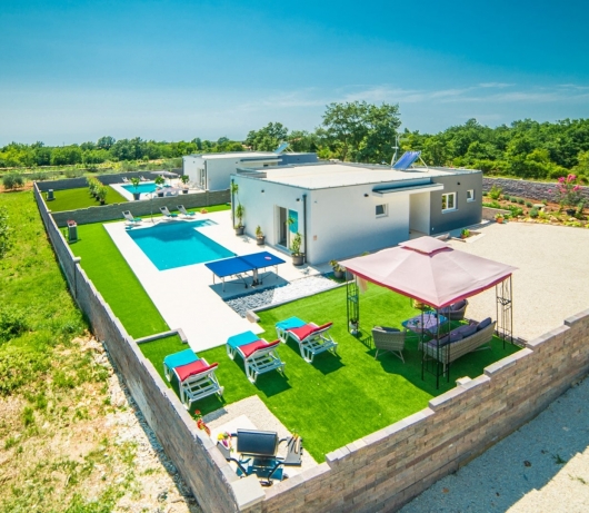 Modern 3 bedroom villa with pool / Francesca