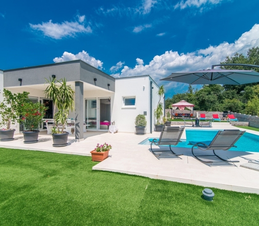 Modern 3 bedroom villa with pool / Francesca