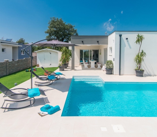 Modern 3 bedroom villa with pool / Francesca