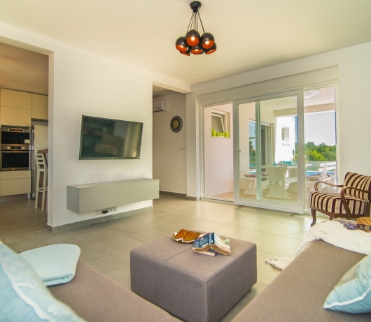 Modern 3 bedroom villa with pool / Francesca