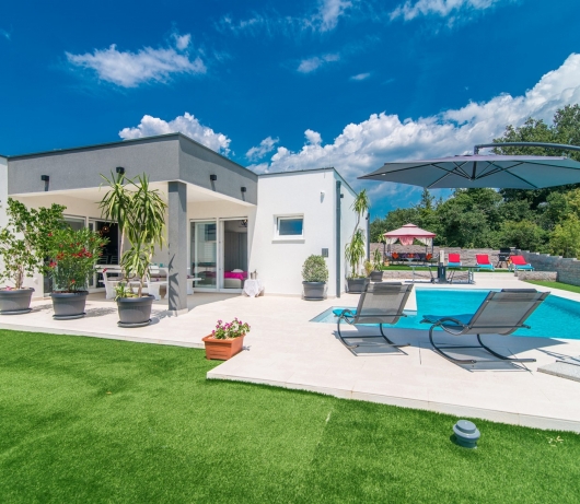 Modern 3 bedroom villa with pool / Francesca