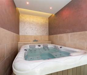 Rustic holiday house with jacuzzi / 4 Seasons