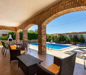 Rustic Villa Lara with pool