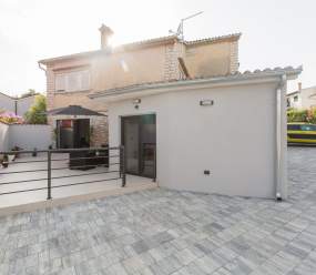 Apartments Betty/Two-bedroom apartment with parking, near the beach