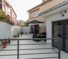 Apartments Betty/Two-bedroom apartment with parking, near the beach