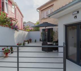 Apartments Betty/Two-bedroom apartment with parking, near the beach
