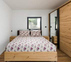Apartments Betty/Two-bedroom apartment with parking, near the beach