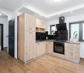 Apartments Betty/Two-bedroom apartment with parking, near the beach