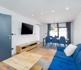 Apartments Betty/Two-bedroom apartment with parking, near the beach