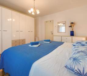 Apartments Fiorela / Two-bedroom apartment with balcony, parking, and sea view