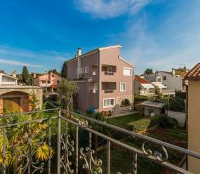 Elegant two-bedroom apartment with terrace in Rovinj