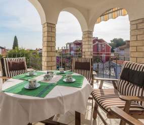 Elegant two-bedroom apartment with terrace in Rovinj