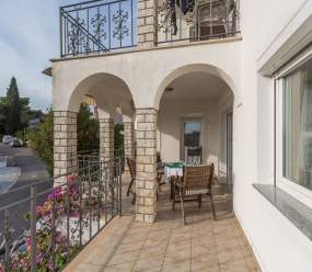Elegant two-bedroom apartment with terrace in Rovinj
