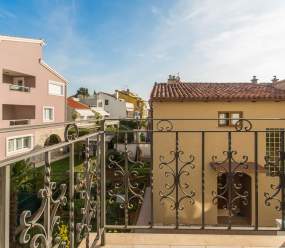 Elegant two-bedroom apartment with terrace in Rovinj