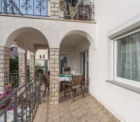 Elegant two-bedroom apartment with terrace in Rovinj