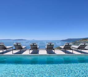 Villa Ultima s pogledom na more, privatnim bazenom, jacuzzijem, teretanom i saunom