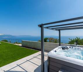 Villa Atrium s pogledom na more, privatnim bazenom, jacuzzijem, teretanom i saunom