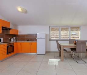 Family apartments Medulin / A1 Exclusive one-bedroom apartment with shared pool for 4 persons