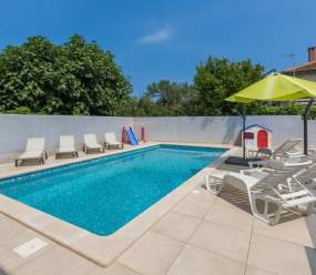 Family apartments Medulin / A1 Exclusive one-bedroom apartment with shared pool for 4 persons 