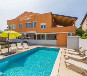 Family apartments Medulin / A1 Exclusive one-bedroom apartment with shared pool for 4 persons 