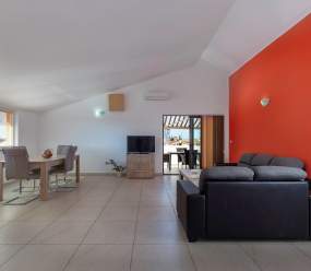 Family apartments Medulin / A1 Exclusive one-bedroom apartment with shared pool for 4 persons