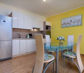 Family apartments Medulin / A4 Two-bedroom apartment with shared pool and parking 