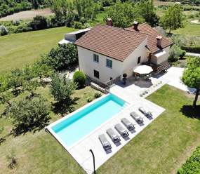 Holiday home with private pool and garden in central Istria / Tervis