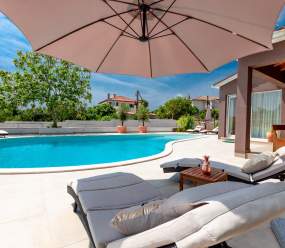 Five bedroom villa Emily with pool in Medulin
