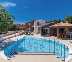 Five bedroom villa Emily with pool in Medulin