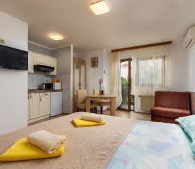 Apartments Kristina / Studio for 3 persons with terrace and private parking
