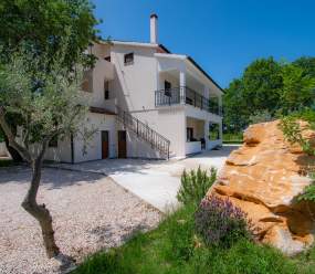 Holiday house near Poreč for 12 persons with pool and beautiful garden
