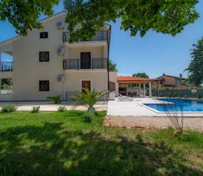 Holiday house near Poreč for 12 persons with pool and beautiful garden