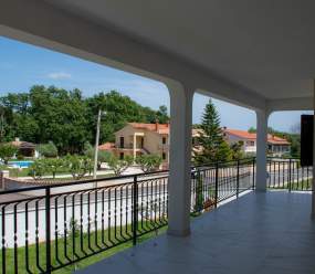 Casa vacanze vicino a Parenzo per 12 persone con piscina e bellissimo giardino