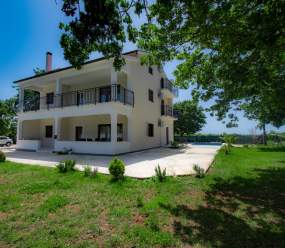 Holiday house near Poreč for 12 persons with pool and beautiful garden