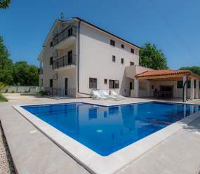 Holiday house near Poreč for 12 persons with pool and beautiful garden