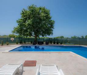 Holiday house near Poreč for 12 persons with pool and beautiful garden