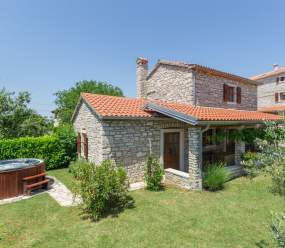 Sweet Home Ana for 3 persons in the countryside near Rovinj with jacuzzi