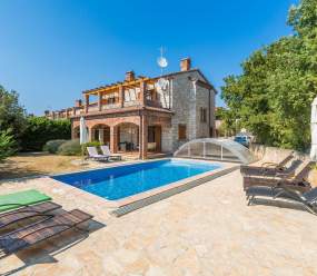 Bellissima villa in pietra con piscina al riscaldamento