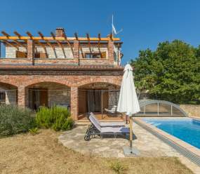 Bellissima villa in pietra con piscina al riscaldamento