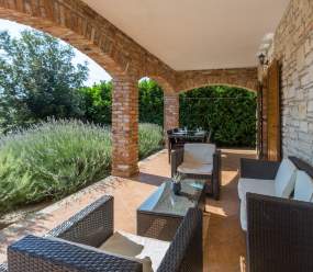Bellissima villa in pietra con piscina al riscaldamento