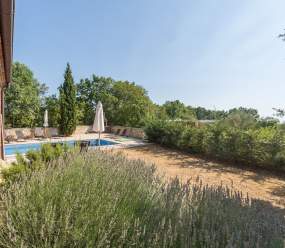 Bellissima villa in pietra con piscina al riscaldamento