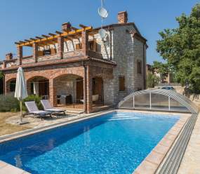 Bellissima villa in pietra con piscina al riscaldamento