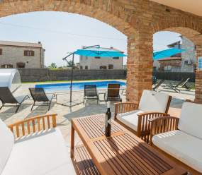 Beautifull stone Villa with pool for 8 persons